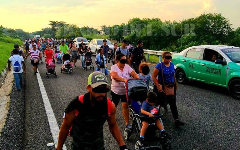 Caravana migrante deja Pijijiapan con ellos va el peque o Kevin